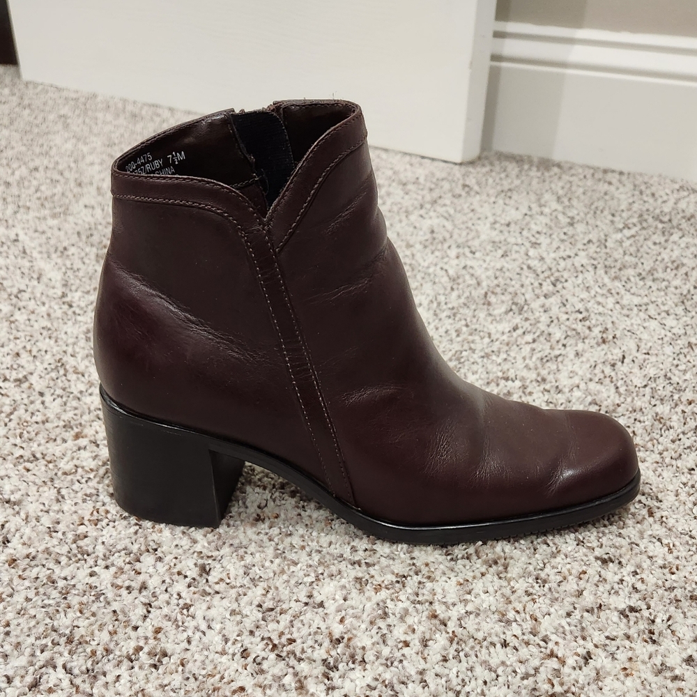 White Mountain Brown Leather Ankle Boots Size 7.5 M